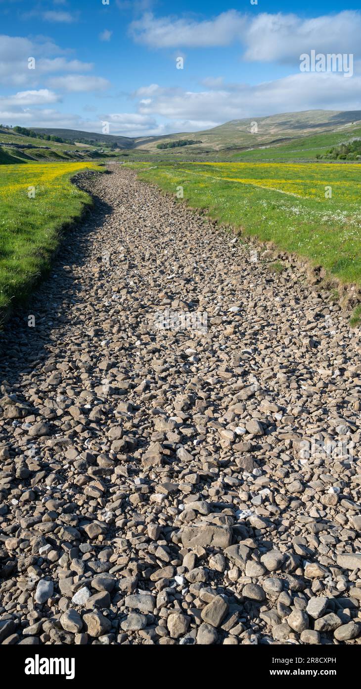 Getrocknetes Flussbett in Kingsdale, einem Kalksteintal am westlichen Rand des Yorkshire Dales National Park, Großbritannien. Stockfoto