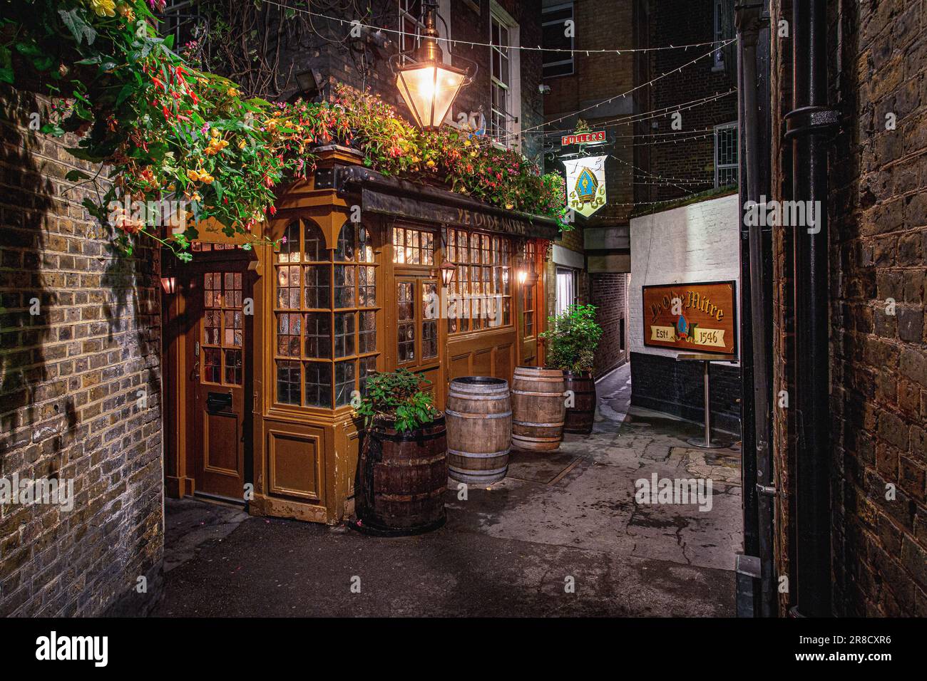 Ye Olde Mitre Tavern, 1773 erbaut, in den Gassen von Holborn, London Stockfoto
