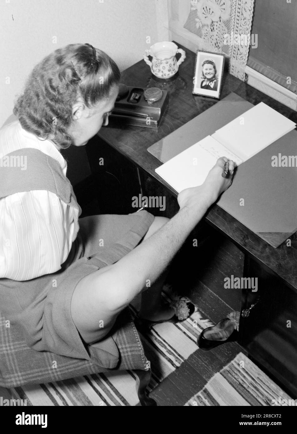 Tatsächlich 20-4-1947: Armlos Tønsberg Armlos Tønsberg Mädchen, das auf eigenen Füßen steht Mary Bratvold hat keine Arme, aber hält sich selbst als Telefonzentrale aufrecht. Sie bedient die Telefonzentrale mit ihren Füßen. Maria schreibt einem Freund einen Brief und hält den Stift natürlich mit ihren Zehen. Sie hat eine ungewöhnlich gute „Handschrift“ und schreibt auch ziemlich schnell. Foto: Th. Skotaam/Aktuell/NTB ***FOTO NICHT VERARBEITET*** Stockfoto