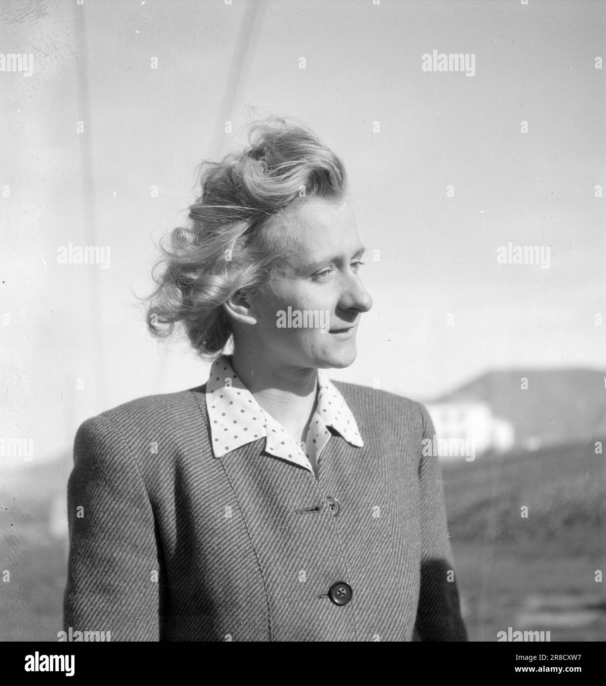 Derzeit 19-4-1947: Englische Dame in Svalbardenglisches Stadtmädchen für Polarnächte in Svalbard. Mrs. Kitty Thorbergsen traf Liebe in London, als sie als Bürodame im britischen Luftfahrtministerium arbeitete. In der Pension, in der sie wohnte, zog der Norweger per Thorbergsen schließlich ein, und es kam süße Musik. Jetzt sind sie verheiratet, haben Kinder und leben in Svalbard, wo per derzeit stationiert ist. Die 27-jährige Kitty Thorbergsen muss als die nördlichste Kriegsbraut der Welt angesehen werden. Sie kommt aus Oxfordshire in England, und während des Krieges traf sie ihren Mann in London, wo sie eine von war Stockfoto