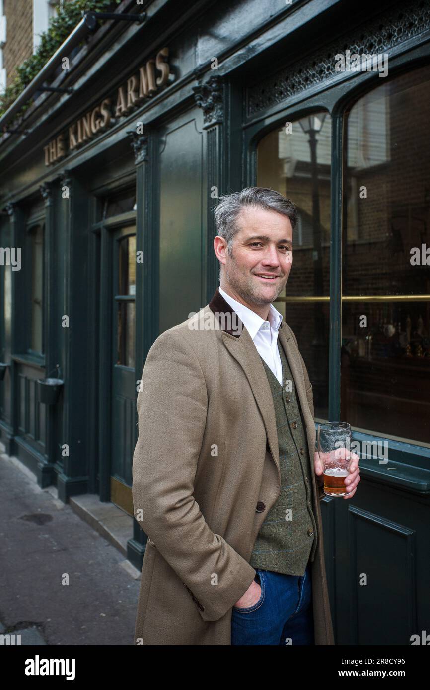 Ein Mann, der vor dem Kings Arms Pub in der Roupell Street, London, Großbritannien Bier trinkt. Stockfoto