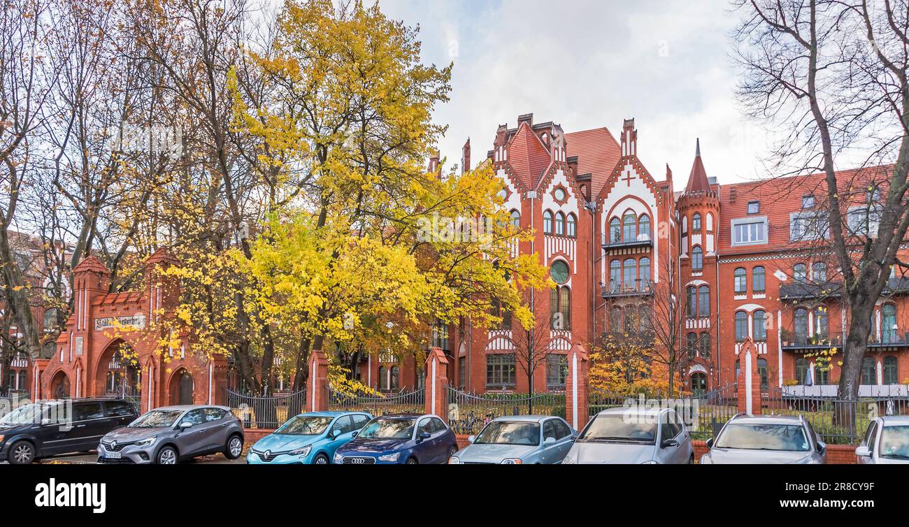 Berlin, Deutschland - 7. November 2021: Renoviertes und wiederhergestelltes altes rotes Backsteingebäude des Wohnviertels Joli Coeur, ehemalige Entbindungsklinik, n Stockfoto