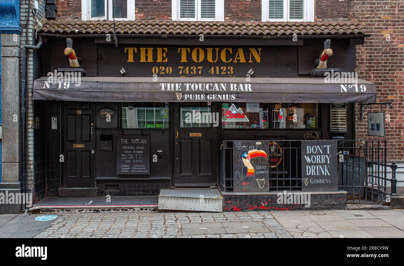 Von außen befindet sich die Toucan Bar in Soho. Nach London Stockfoto