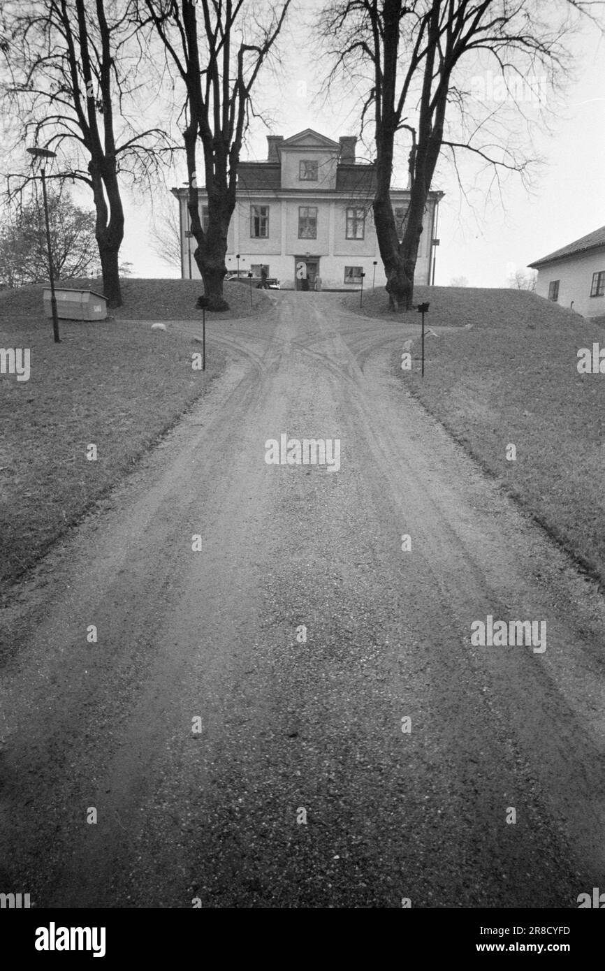 Aktuelle 53-4-1960: Norwegische Burg in Schweden hat die Stadt Oslo nicht etwas Besseres, wofür wir unser Geld ausgeben könnten, als einen städtischen Pampe Palast im Ausland zu bauen? Fragte die empörten Steuerzahler, als bekannt wurde, dass die Stadt an der Restaurierung und Umgestaltung des Hässelby-Schlosses in der Nähe von Stockholm beteiligt war, einem herrlichen Anwesen aus dem 17. Jahrhundert, das etwa 13 Kilometer vom Zentrum Stockholms entfernt liegt. Foto: Sverre A. Børretzen / Aktuell / NTB ***FOTO NICHT IMAGE PROCESSED*** Stockfoto