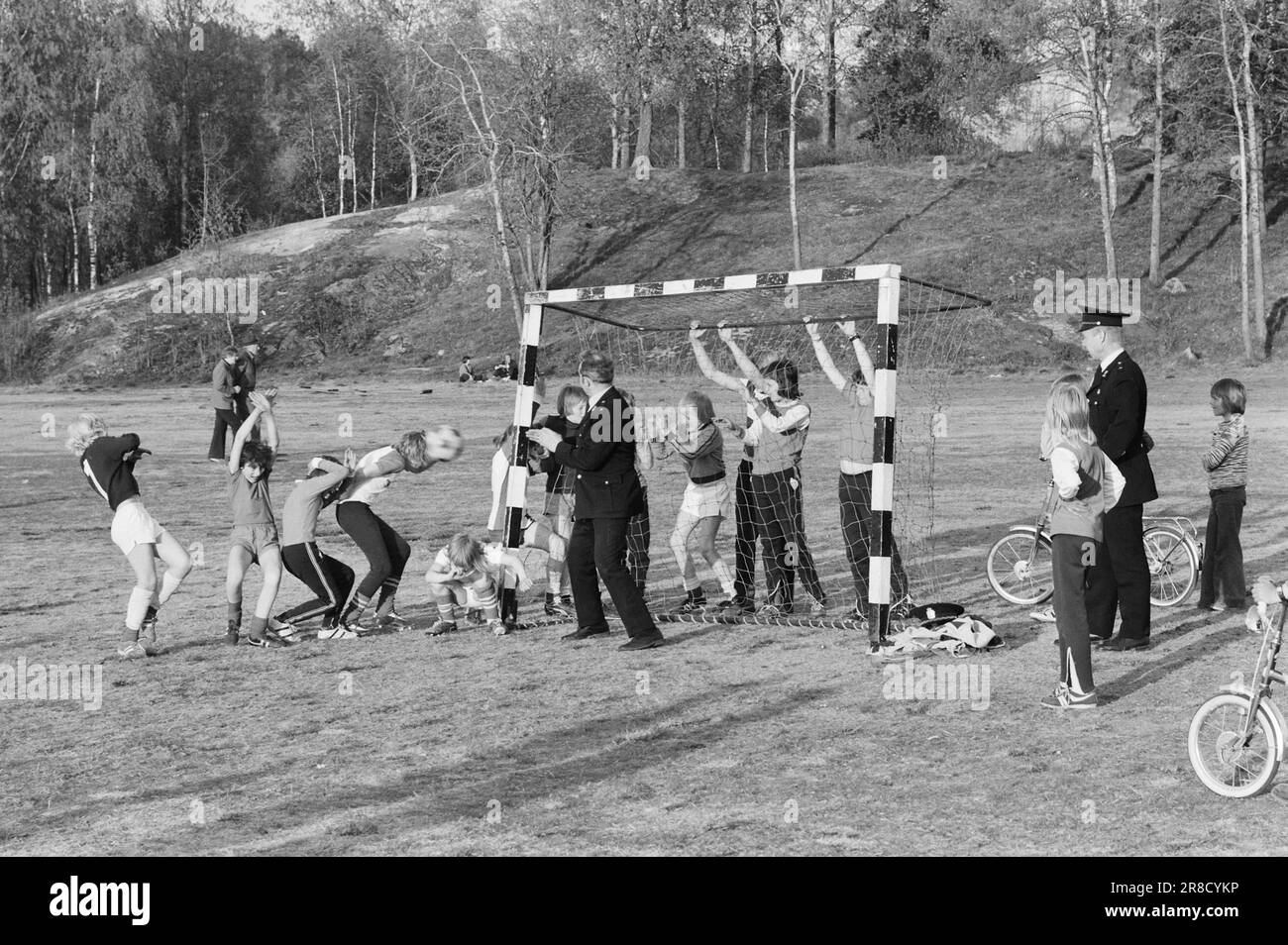 Tatsächlich 22 - 2 - 1974: DUS mit der Police Die Bezirkspolizei ist ein seltsames Phänomen, das als eine Art Pufferzone zwischen dem gewöhnlichen Polizisten und dem Jungen auf der Straße agiert. Der Zweck besteht in erster Linie darin, Verbrechen zu verhindern. Current ist bei den Offizieren Helge Løhren und Lars Stubstad. Das Schlüsselwort ist Aktivität auf allen Ebenen. Sinnvolle Freizeit reduziert Kriminalität. Aber der Arbeitstag von Helge Løhren endet nicht vor zwölf Uhr abends. Foto: Ivar Aaserud / Aktuell / NTB ***FOTO NICHT ABGEBILDET*** Stockfoto