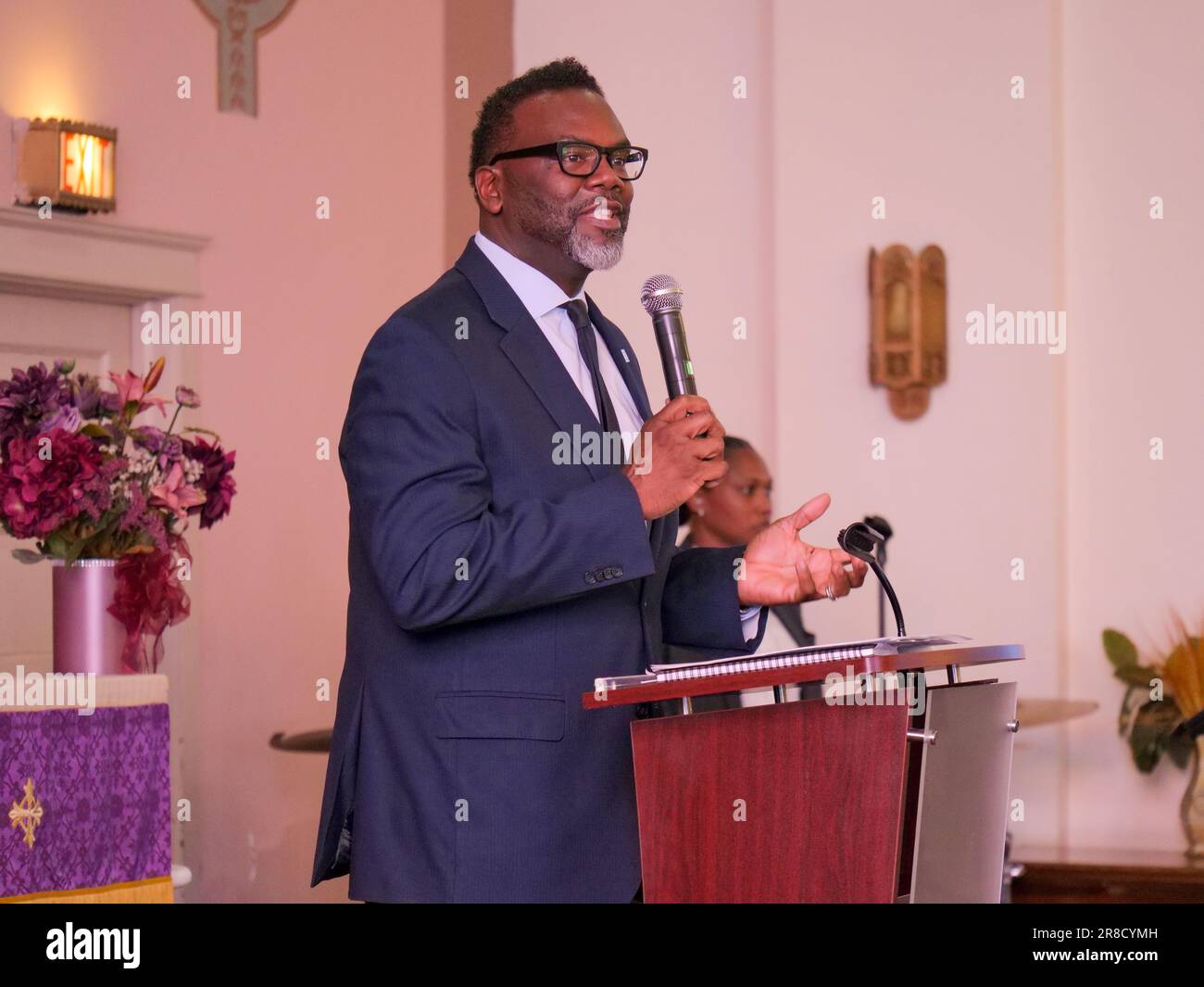 Chicago, Illinois, USA. Am 20. Mai 2023 spricht der neu gewählte Bürgermeister von Chicago, Brandon Johnson, auf einer Veranstaltung, die seine erste Amtswoche in der New Life Holiness Church im Viertel Austin an der Westseite der Stadt feiert. Stockfoto