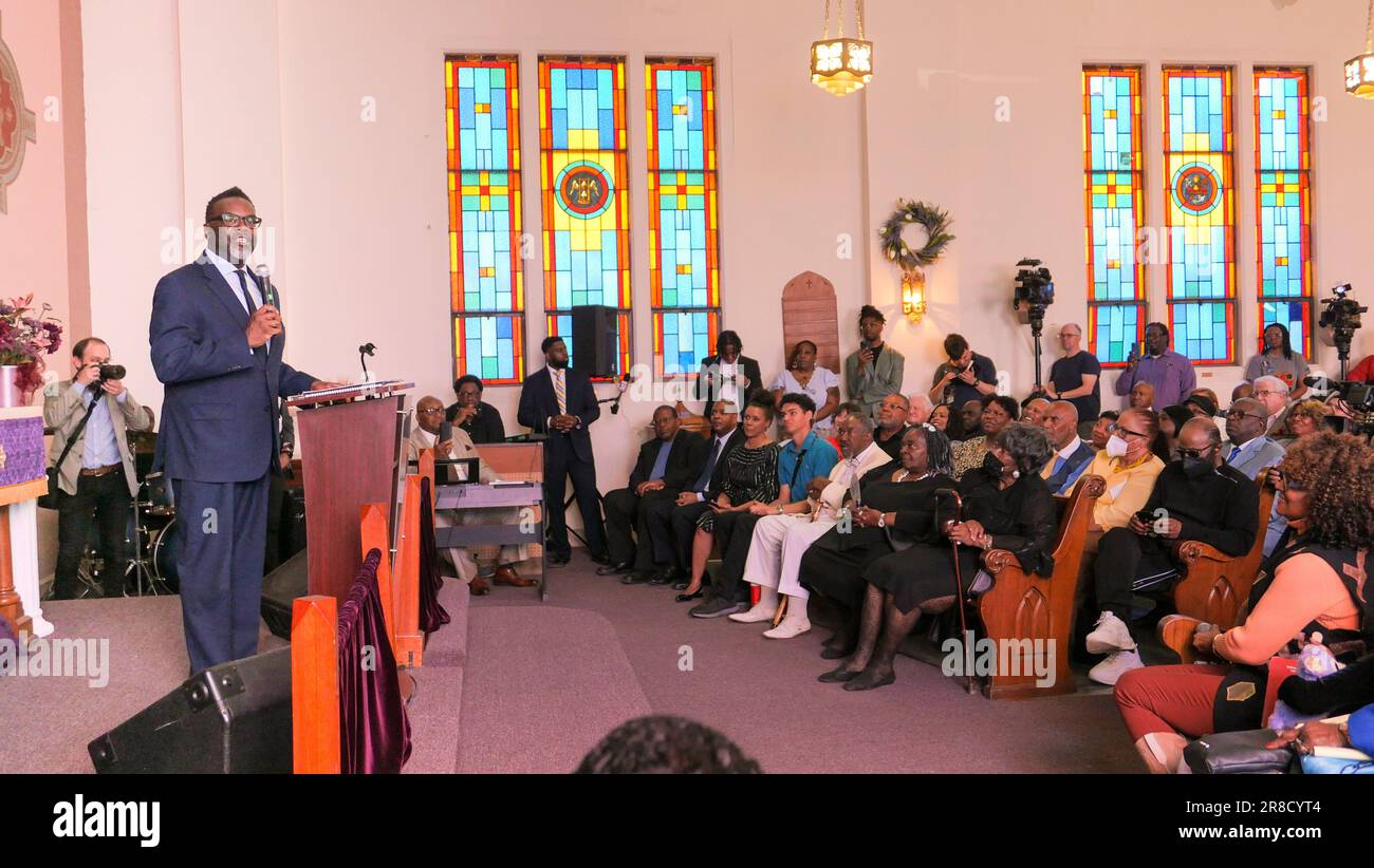 Chicago, Illinois, USA. Am 20. Mai 2023 spricht der neu gewählte Bürgermeister von Chicago, Brandon Johnson, auf einer Veranstaltung, die seine erste Amtswoche in der New Life Holiness Church im Viertel Austin an der Westseite der Stadt feiert. Stockfoto