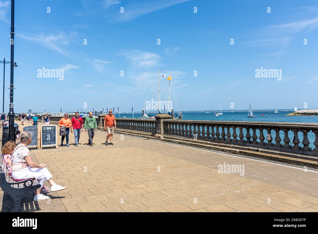 The Promenade and Solent, Cowes, Isle of Wight, England, Vereinigtes Königreich Stockfoto