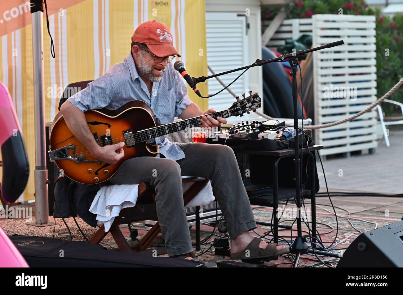 ERIC CHENAUX ist ein in Kanada geborener Sänger, Komponist und Gitarrist, der hier live in einem Konzert im Bagno lupo 340 in Lido di savio, Provinz Ravenna, IT, abgebildet wird Stockfoto