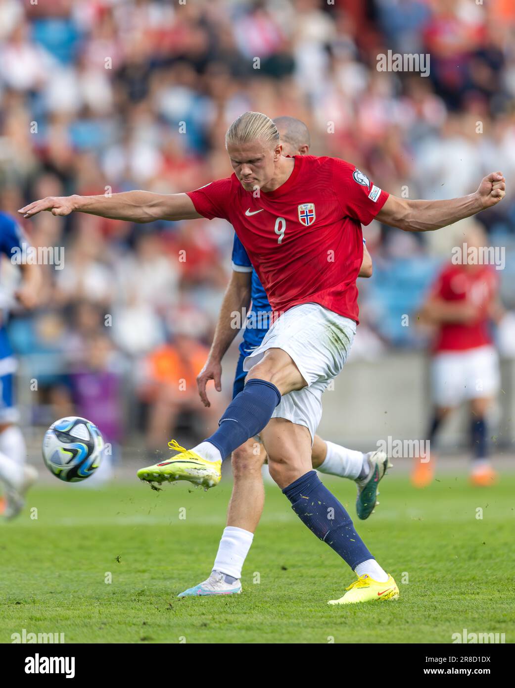 Oslo, Norwegen 20. Juni 2023 Erling Haaland aus Norwegen kontrolliert den Ball während des Qualifikationsspiels der UEFA-Europameisterschaft zwischen Norwegen und Zypern im Ullevaal-Stadion in Oslo, Norwegen. Kredit: Nigel Waldron/Alamy Live News Stockfoto