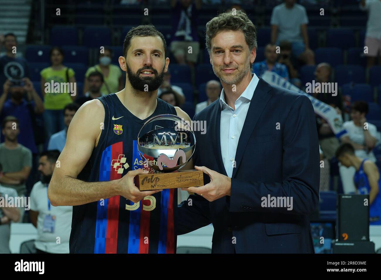 Nikola Mirotic und Pau Gasol feiern den Sieg des Liga ACB Endesa Basketballspiels zwischen Real Madrid und dem FC Barcelona bei Stockfoto