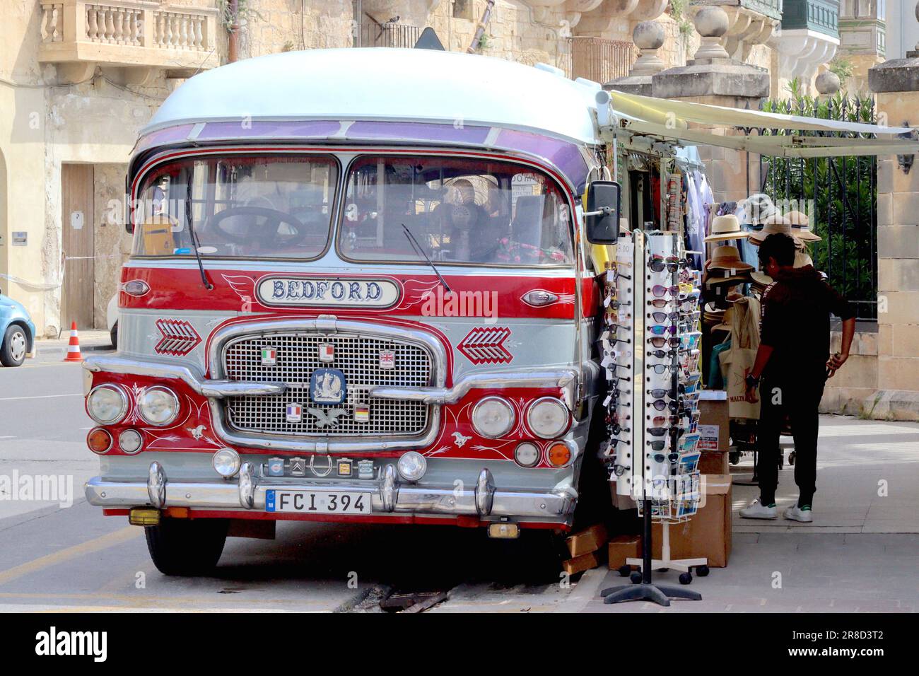 Ein alter Gozo-Bus mit maltesischer Karosserie, gebaut auf einem Bedford-Motor und Fahrgestell, umgebaut in einen mobilen Souvenirladen für Touristen, parkt in Valletta. Stockfoto