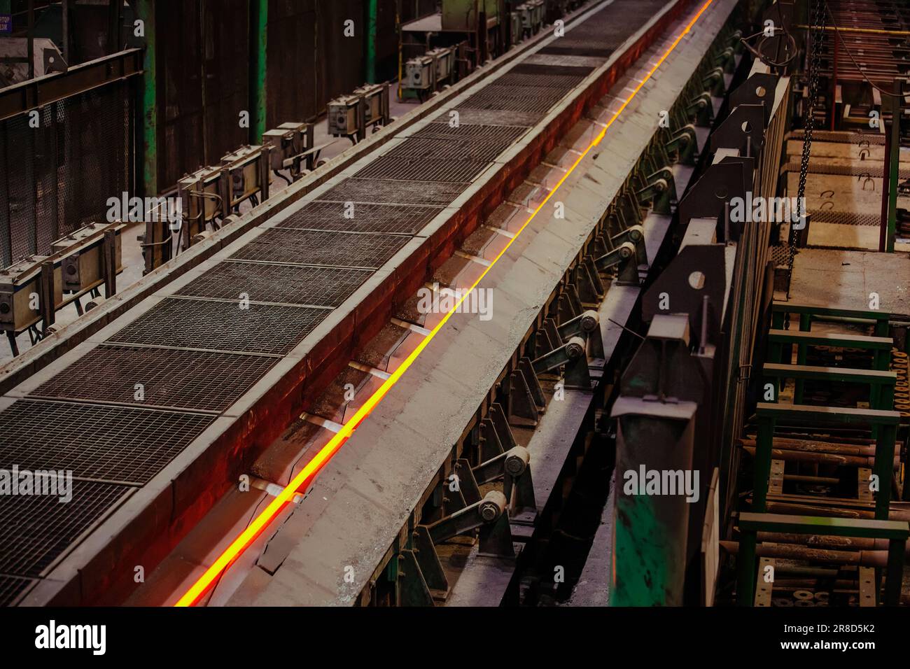 Walzstahl in der Metallfabrik bewegt sich auf dem Förderer. Stockfoto