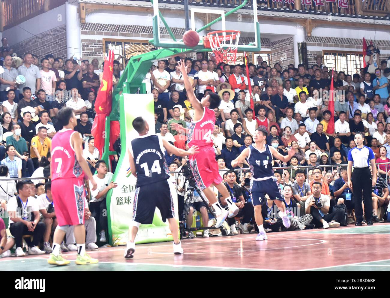 QIANDONGNAN, CHINA 20. JUNI 2023 Landwirte treten in einem BA