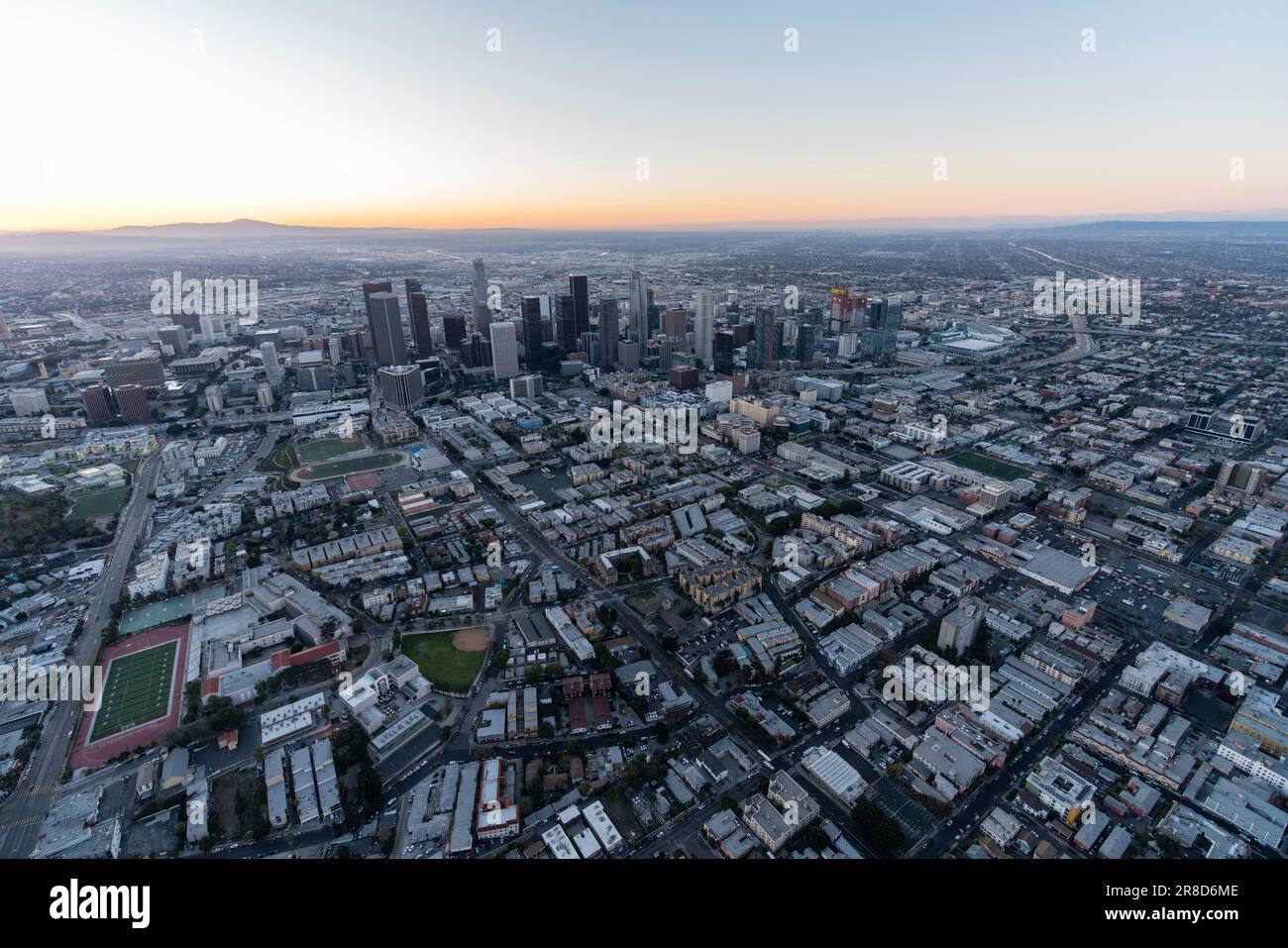 Blick auf die Innenstadt von Los Angeles, Kalifornien, vor Sonnenaufgang aus der Vogelperspektive. Stockfoto