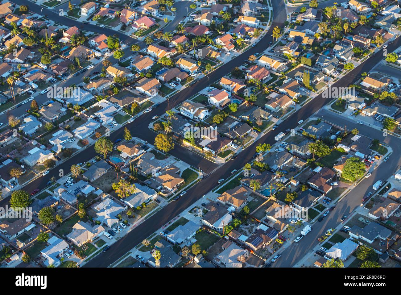Am späten Nachmittag bietet sich ein unvergleichlicher Blick auf die vorstädtischen Straßen und Häuser in der Nähe von Los Angeles in Simi Valley, Kalifornien. Stockfoto