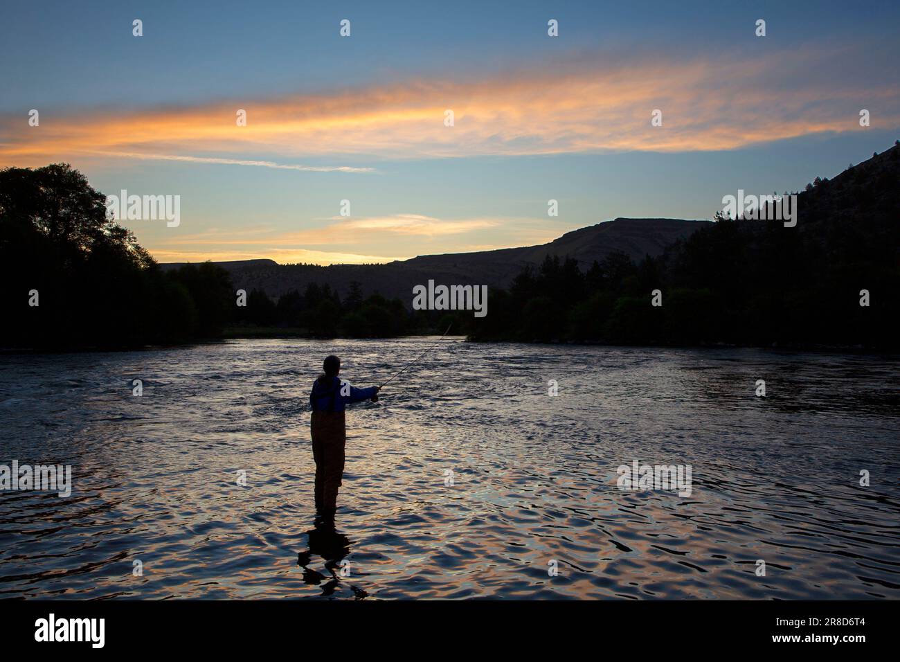 Fliegenfischen in der Morgendämmerung am Trout Creek Recreation Site, Deschutes Wild and Scenic River, Prineville District Bureau of Land Management, Oregon Stockfoto