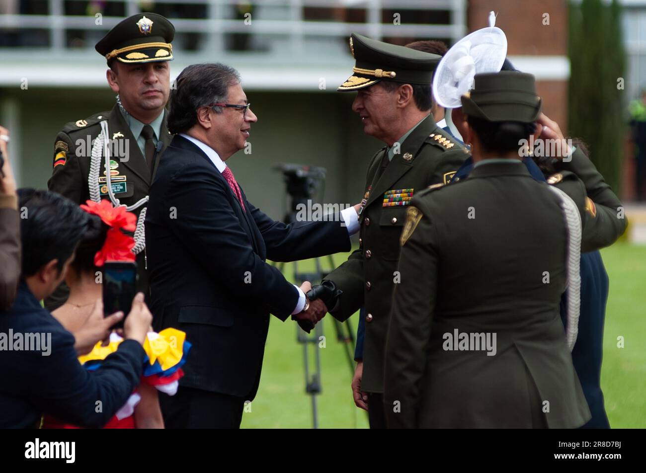 Bogota, Kolumbien. 20. Juni 2023. Der kolumbianische Präsident Gustavo Petro (L) schüttelt während der Beförderung zum General des Polizeidirektors William Rene Salamanca an der General Santander Police Academy in Bogota, Kolumbien, am 20. Juni 2023 die Hand mit dem kolumbianischen Polizeidirektor General William Rene Salamanca (R). Foto von: Chepa Beltran/Long Visual Press Credit: Long Visual Press/Alamy Live News Stockfoto