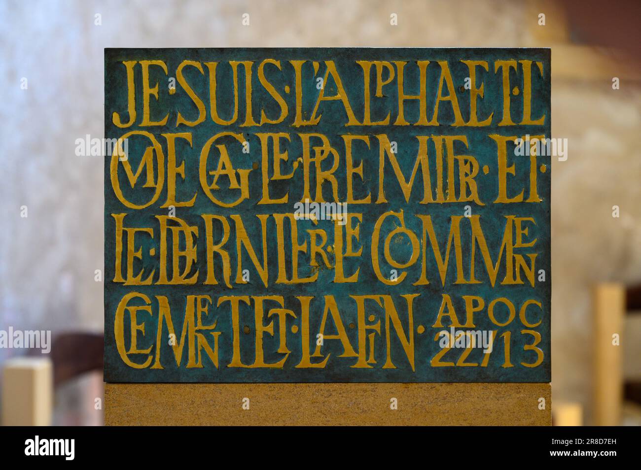 Ich bin der Alpha und der Omega, der erste und der letzte, der Anfang und das Ende. (Offenbarung 22:13) auf Französisch in der Kirche St. Quentin. Stockfoto
