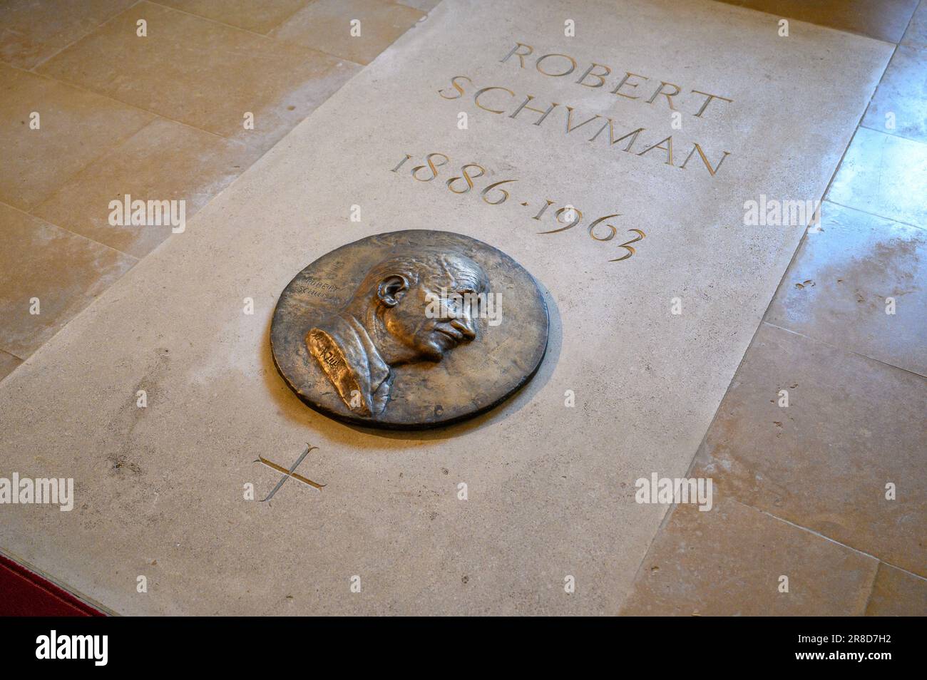 Das Grab von Robert Schuman, dem Vater Europas, in der Kirche Saint-Quentin in Scy-Chazelles, Frankreich Stockfoto