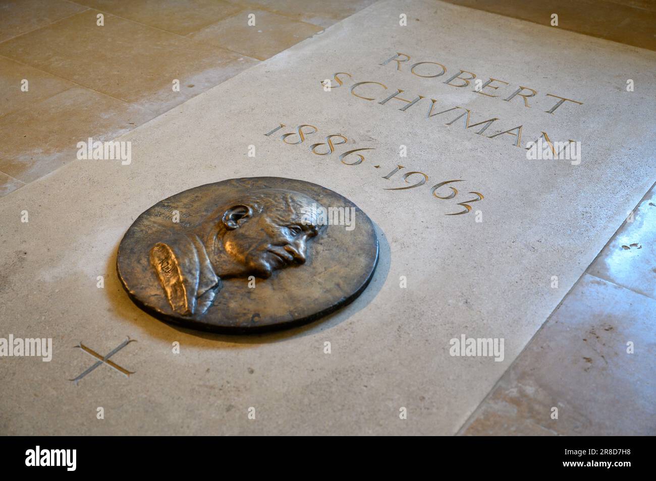Das Grab von Robert Schuman, dem Vater Europas, in der Kirche Saint-Quentin in Scy-Chazelles, Frankreich Stockfoto
