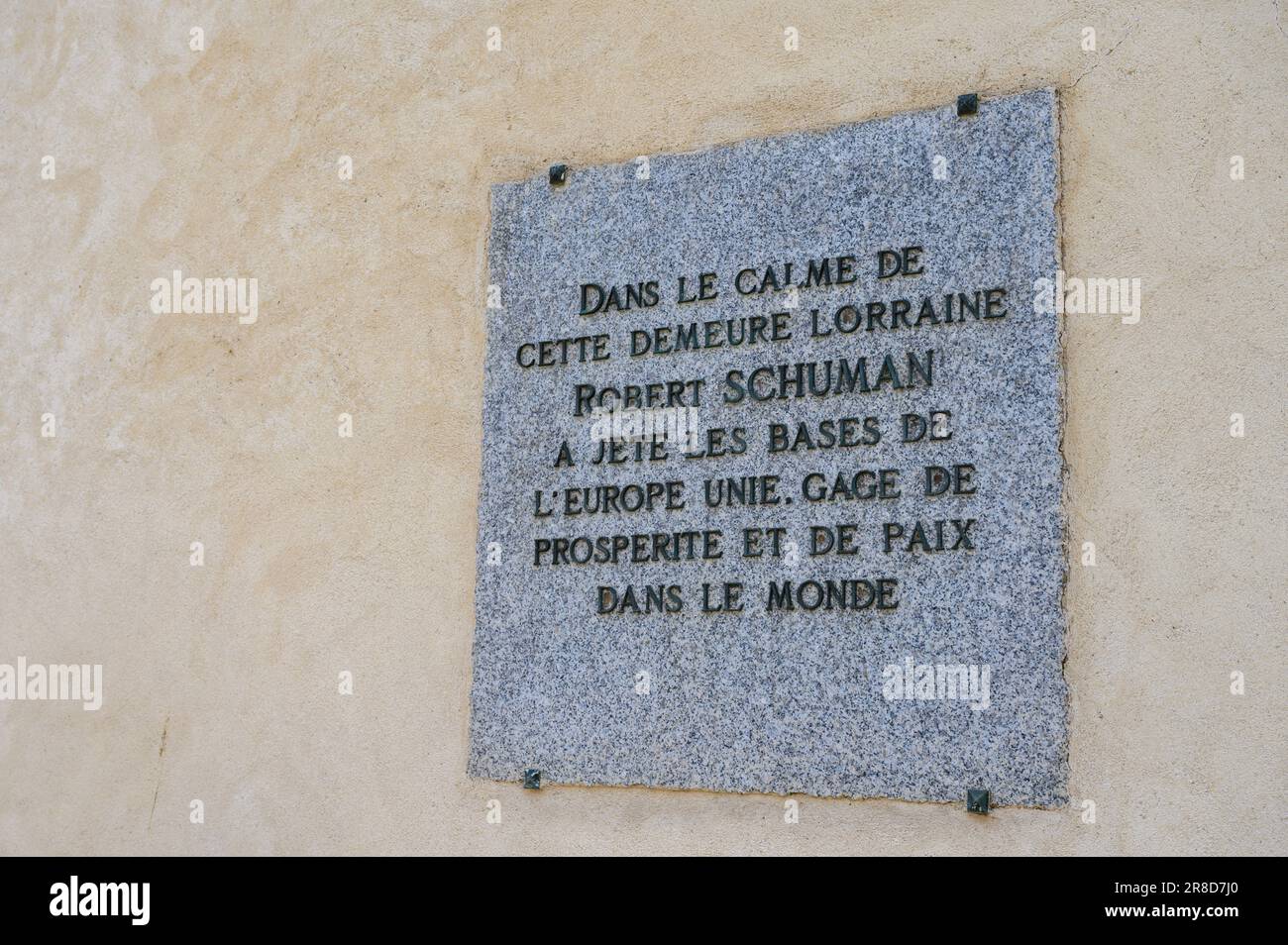 Eine Gedenktafel über dem Haus, in dem Robert Schuman, der Vater Europas, lebte. Stockfoto