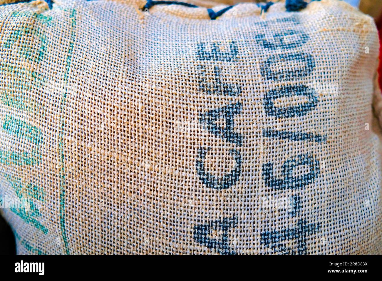 Jutesäcke mit biologisch abbaubarer Verpackung aus Kaffeebohnen Stockfoto