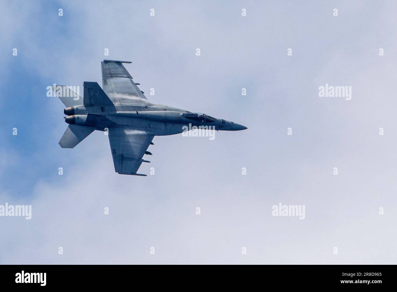 230618-N-PA221-1105 PAZIFIK (18. Juni 2023) ein F/A-18E Super Hornet aus den „Blauen Diamanten“ der Streikkämpfer-Staffel (VFA) 146 fliegt in der Nähe des Flugzeugträgers USS Nimitz (CVN 68). Nimitz führt gerade Routineoperationen durch. (USA Marinefoto von Mass Communication Specialist 3. Class Kevin Tang) Stockfoto