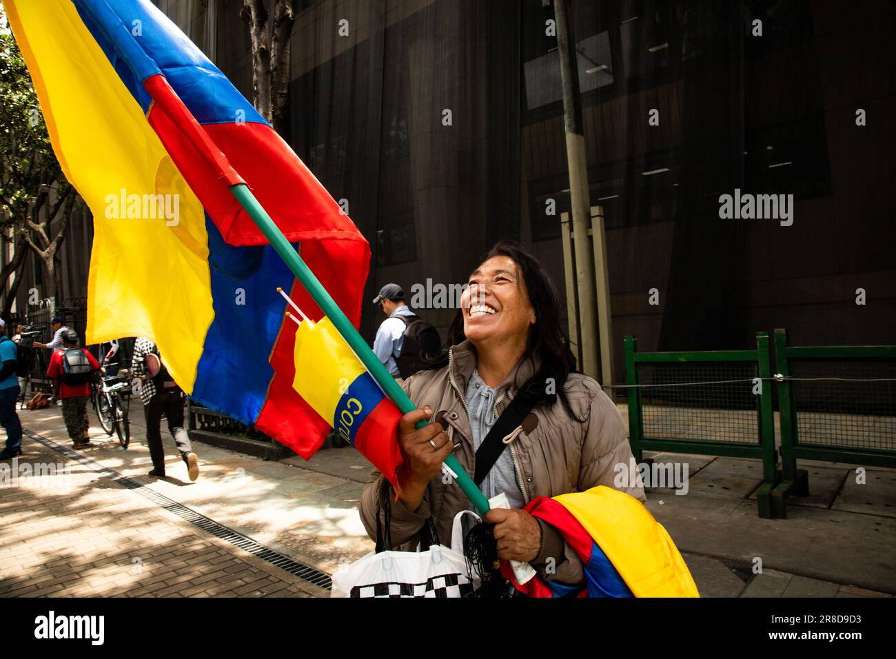 Bogota, Kolumbien. 20. Juni 2023. Ein Demonstrante schwenkt während der regierungsfeindlichen Proteste gegen die Regierung und der Reformen von Präsident Gustavo Petro in Bogota, Kolumbien, am 20. Juni 2023 mit einer kolumbianischen Flagge. Foto: Perla Bayona/Long Visual Press Credit: Long Visual Press/Alamy Live News Stockfoto