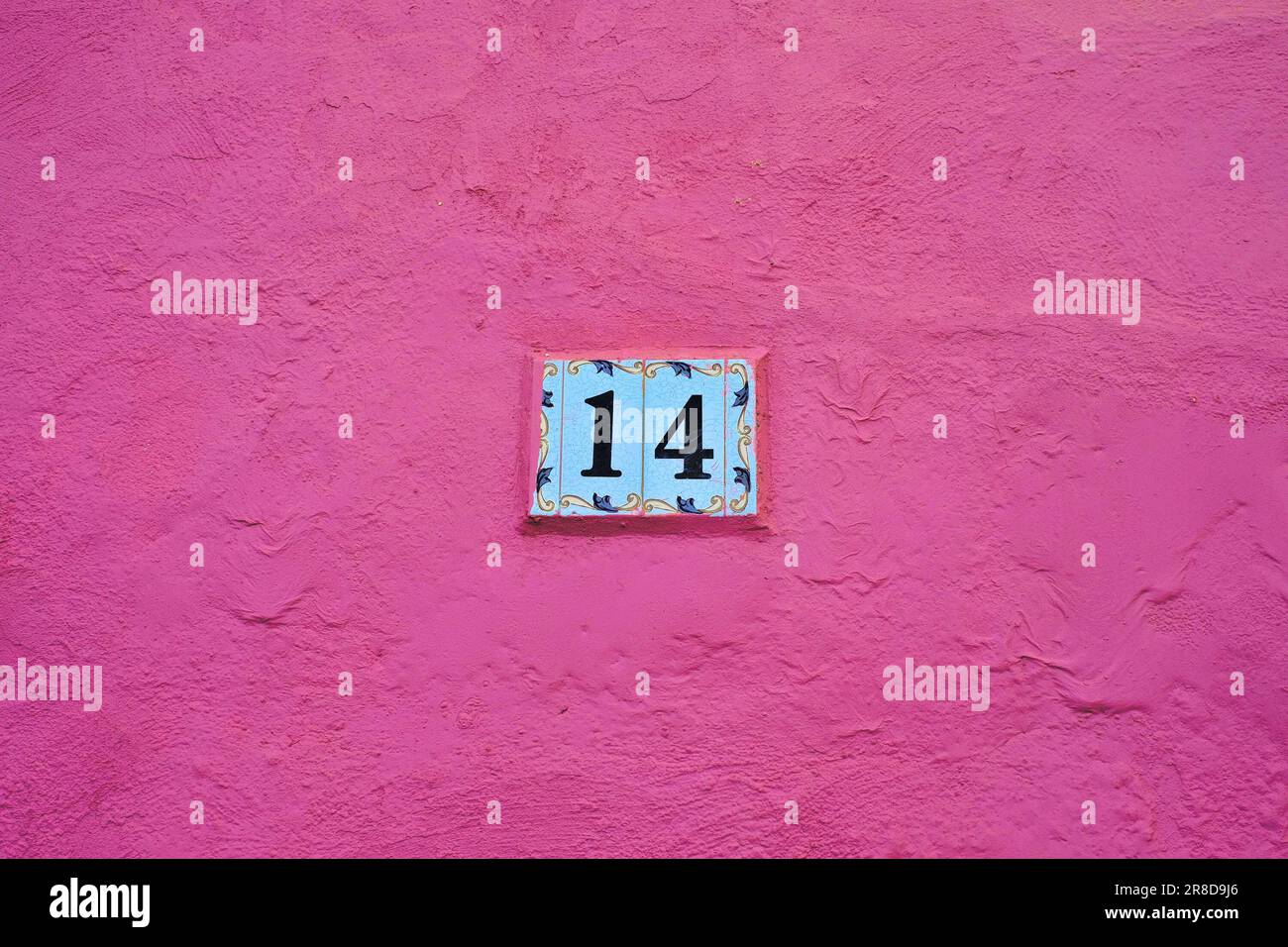 Nummer 14, vierzehn, eine dekorative Hausnummer auf Fliesen in Spanien Stockfoto