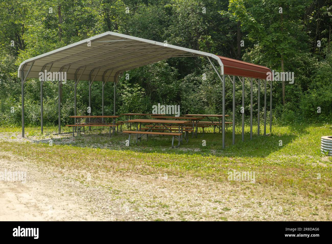 Ein Picknickpavillon wartet darauf, dass eine Gruppe von Campern oder Wanderer anhält und eine Mahlzeit genießt. Stockfoto