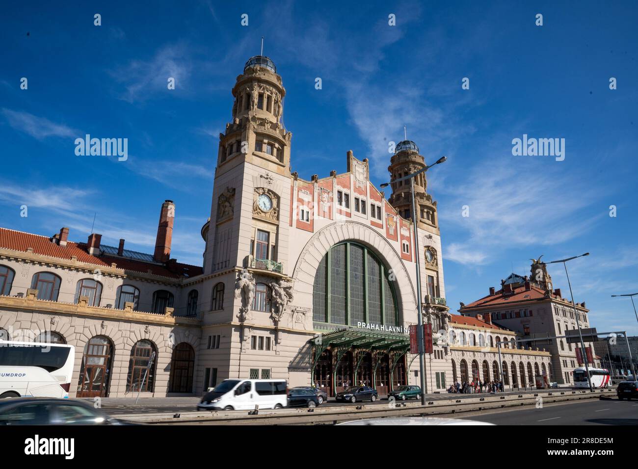 Prag, Böhmen - CZ - 3. Juni 2023 Landschaftsansicht des Prager Hauptbahnhofs (Praha Hlavní nádraží) das historische Gebäude und die Halle sind ausgeschildert Stockfoto