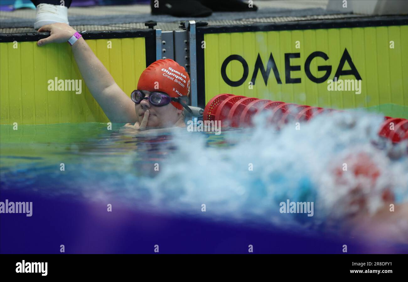 Berlin, Deutschland. 20. Juni 2023. DIE britische Schwimmerin Charlotte Foster nimmt AN der 4 x 25 m langen Freestyle-Relaisstation der SSE Schwimm- und Sprunghalle im Europasportpark während der Olympischen Sonderspiele 2023 in Berlin Teil. Das weltweit größte inklusive Sportevent, bei dem Tausende von Sportlern mit geistigen Behinderungen vom 17. Bis 25. Juni 2023 in 26 Sportarten gegeneinander antreten. Kredit: Isabel Infantes/Empics/Alamy Live News Stockfoto