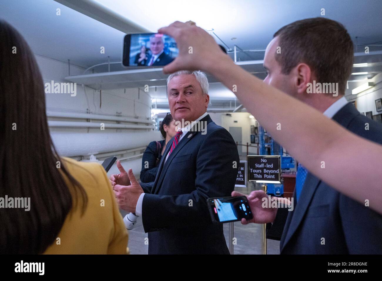 Washington, Usa. 20. Juni 2023. US-Reporterin James Comer R-KY beantwortet Fragen von Reportern nach einer Anhörung des Geheimdienstkomitees am Capitol Hill in Washington, DC am Dienstag, den 20. Juni 2023. Foto: Ken Cedeno/UPI Credit: UPI/Alamy Live News Stockfoto