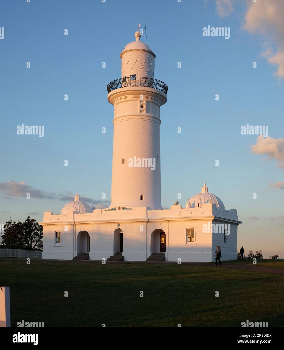 Historische Architektur, Sydney, Australien, das Macquarie Lighthouse im späten Nachmittagslicht mit blauem Himmel und mehreren Wolken über Vaucluse. Stockfoto