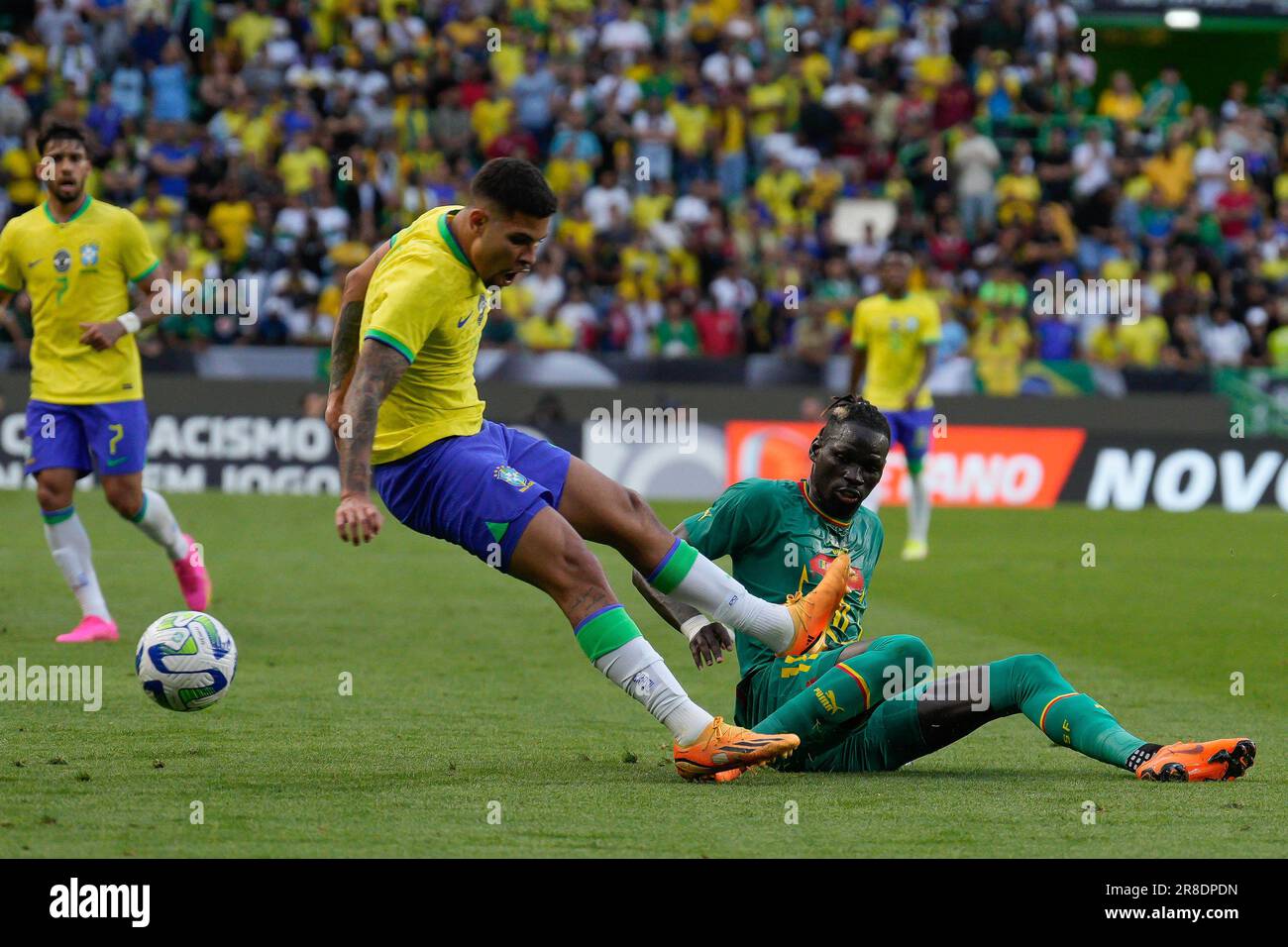 Lisboa, Portugal. 20. Juni 2023. Bruno Guimaraes Rodriguez Moura aus Brasilien (L) und Ismaila Pathe Ciss aus Senegal (R) während des Freundschaftsspiels zwischen Brasilien und Senegal im José-Alvalade-Stadion in Lissabon, Portugal, am Dienstag, den 20. Juni 2023. (Foto: Bruno de Carvalho ) Guthaben: Brazil Photo Press/Alamy Live News Stockfoto