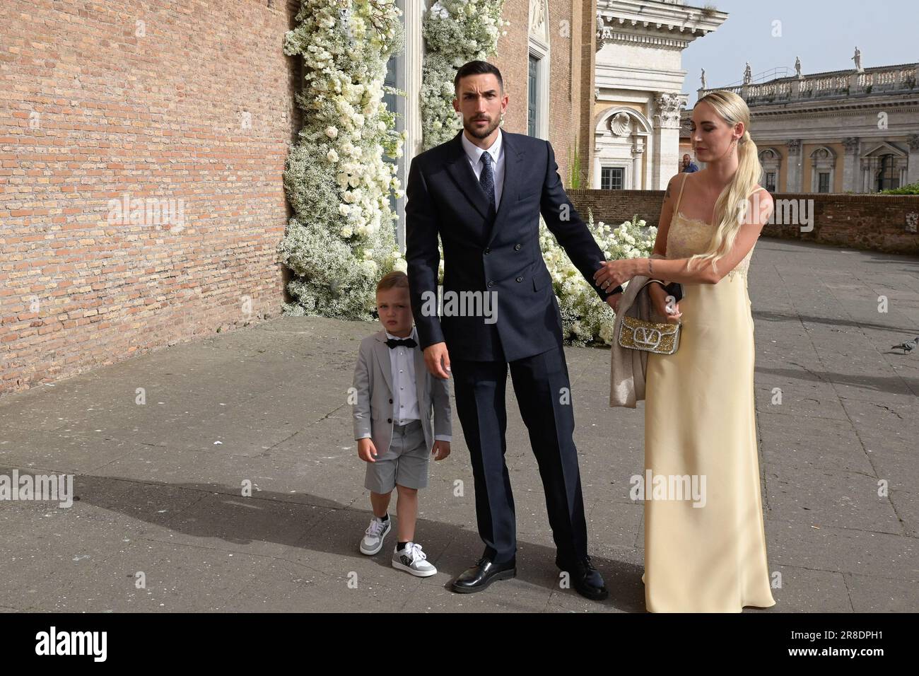 Rom, Italien. 20. Juni 2023. Tommaso Cataldi (l), Danilo Cataldi (c) und Elisa Liberati (r) nehmen an der Hochzeit des Latium-Fußballer Mattia Zaccagni mit der Influencer Chiara Nasti in der Basilika Santa Maria Ara Coeli Teil. Kredit: SOPA Images Limited/Alamy Live News Stockfoto