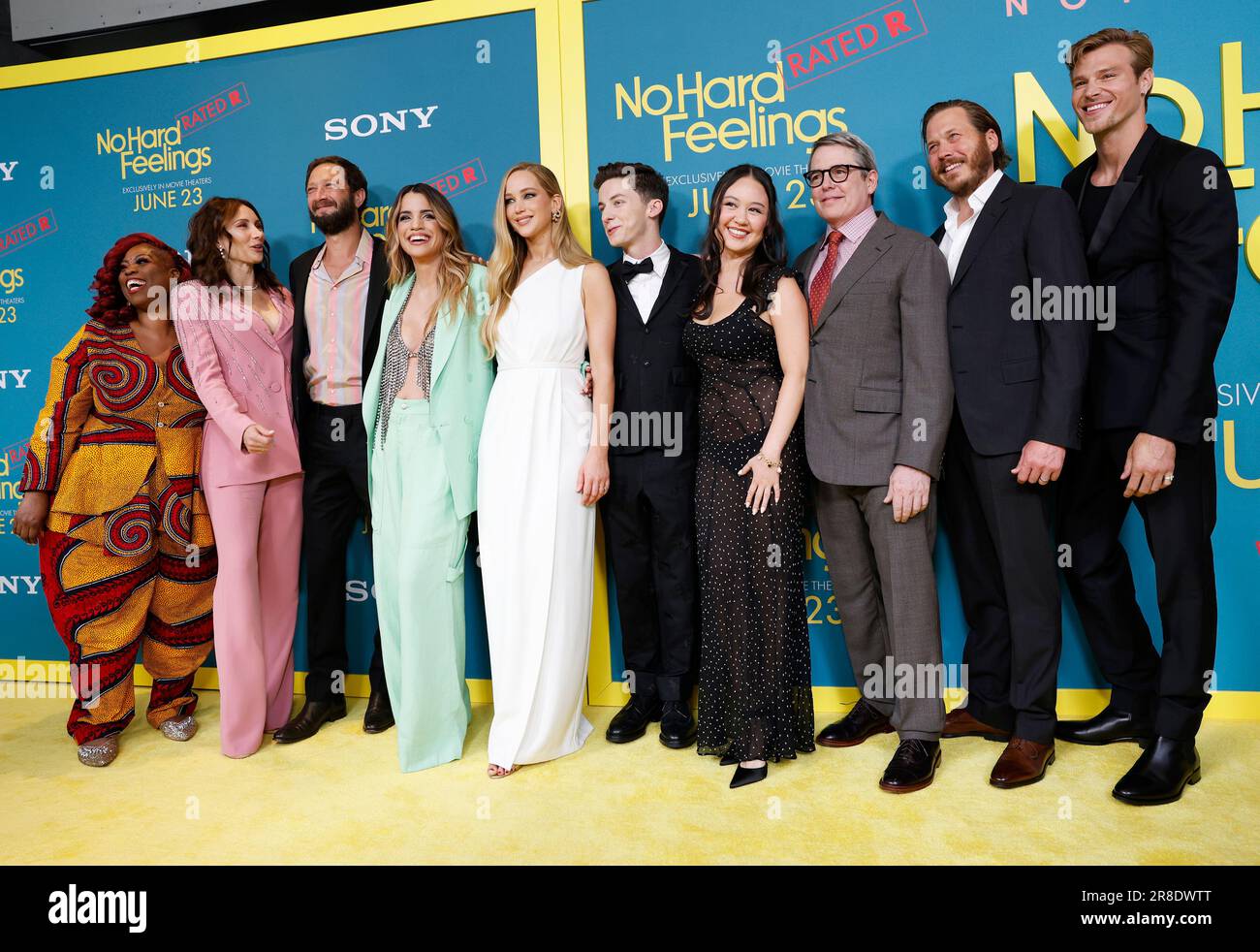 New York, Usa. 20. Juni 2023. Alysia Joy Powell, John Phillips, Laura Benanti, Ebon Moss-Bachrach, Gene Stupnitsky, Natalie Morales, Jennifer Lawrence, Andrew Feldman, Matthew Broderick, Amalia Yoo und Scott MacArthur treffen am Dienstag, den 20. Juni 2023 in New York City auf dem roten Teppich für die Premiere „No Hard Emotions“ von Sony Pictures im AMC Lincoln Square Theater ein. Foto: John Angelillo/UPI Credit: UPI/Alamy Live News Stockfoto