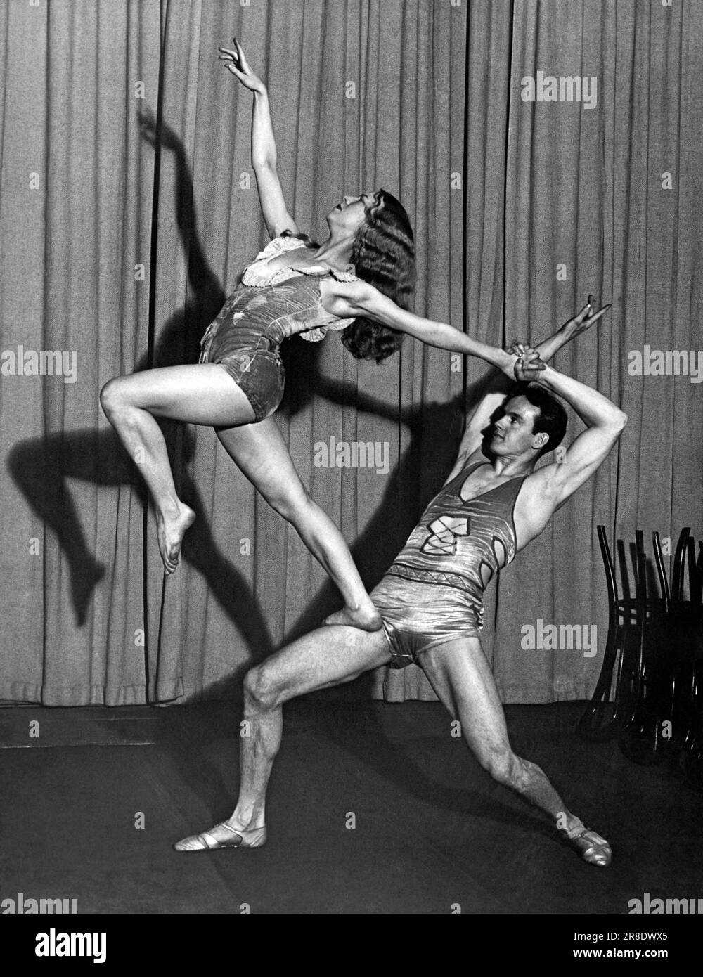 Vereinigte Staaten: c. 1935. Ein modernes Tanzteam nimmt eine gewagte Pose ein. Stockfoto