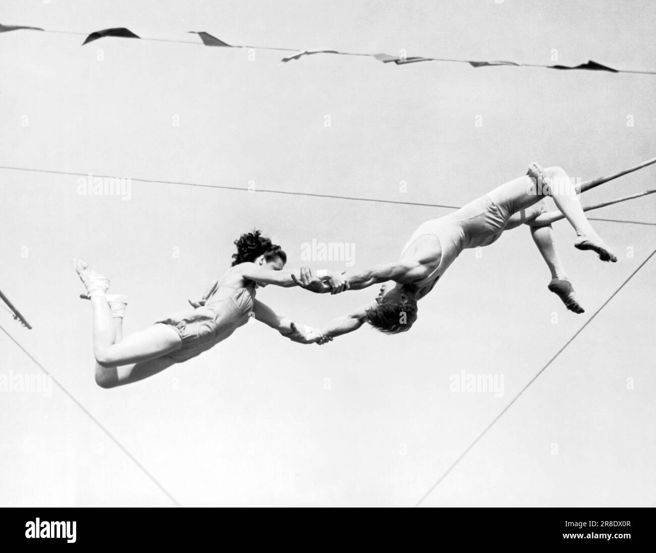 Sarasota, Florida: 13. März 1941 zwei Luftkünstler für die Ringling Brothers und Barnum und Bailey Circus beginnen sich auf die Sommerstrecke vorzubereiten. Stockfoto