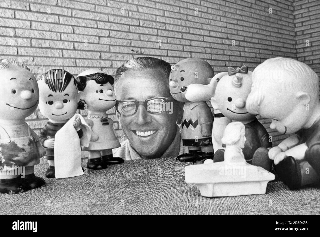 Kalifornien: Oktober 1966 ist der Karikaturist Charles Schultz hier zu sehen, umgeben von Repliken der Figuren aus seinem Comic „Peanuts“, der im Halloween-Special „IT's the Great Pumpkin, Charlie Brown“ die Hauptrolle spielen wird. Stockfoto