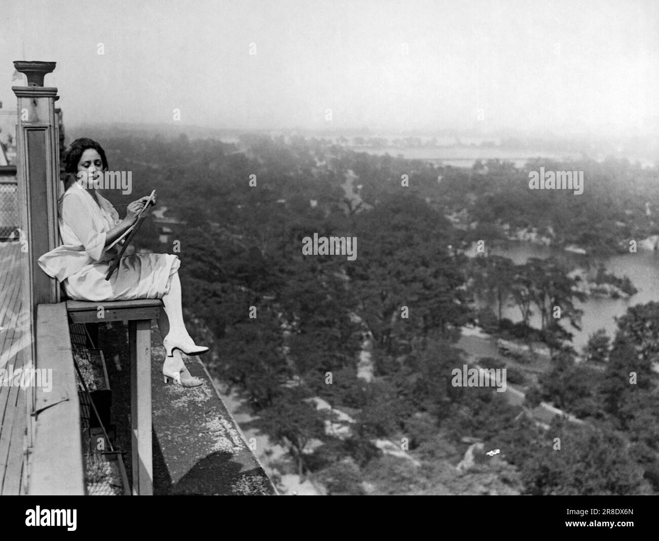 New York, New York, August 1923 die spanische Autorin Jesusa Alfau entschließt sich, eine letzte Ansicht der Millionaire's Row auf der oberen Fifth Avenue von einem Felsvorsprung auf dem Gipfel des Majestic Hotels zu zeichnen, bevor sie nach Madrid zurückkehrt. Stockfoto