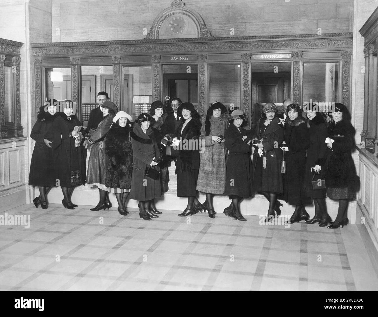 Vereinigte Staaten: ca. 1926 Eine Gruppe von Frauen, die an den „Sparkassen“ einer Bank stehen. Stockfoto