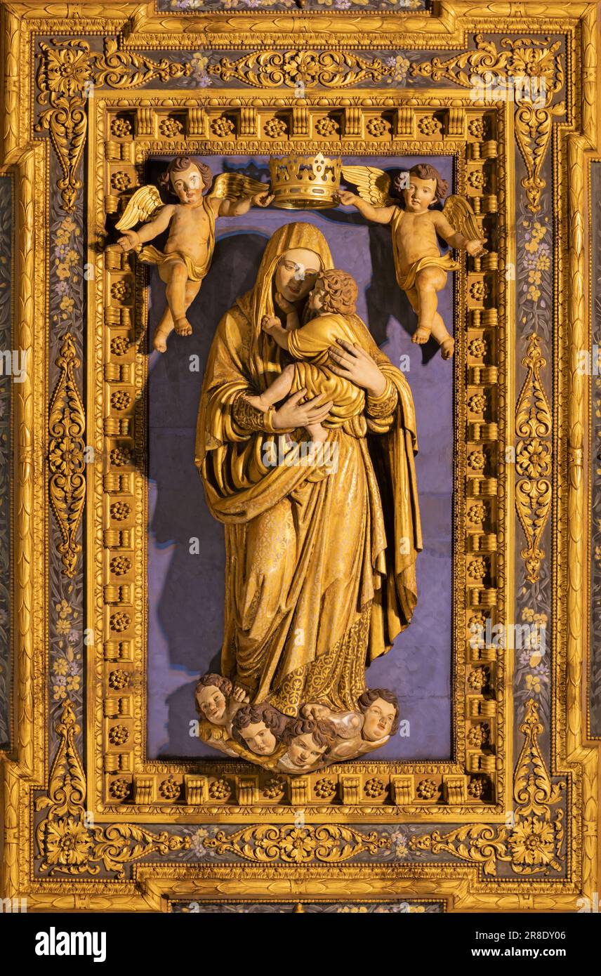 NEAPEL, ITALIEN - 20. APRIL 2023: Die Statue der Madonna von der Kassettendecke der Basilika santuario di Santa Maria del Carmine Maggiore Stockfoto