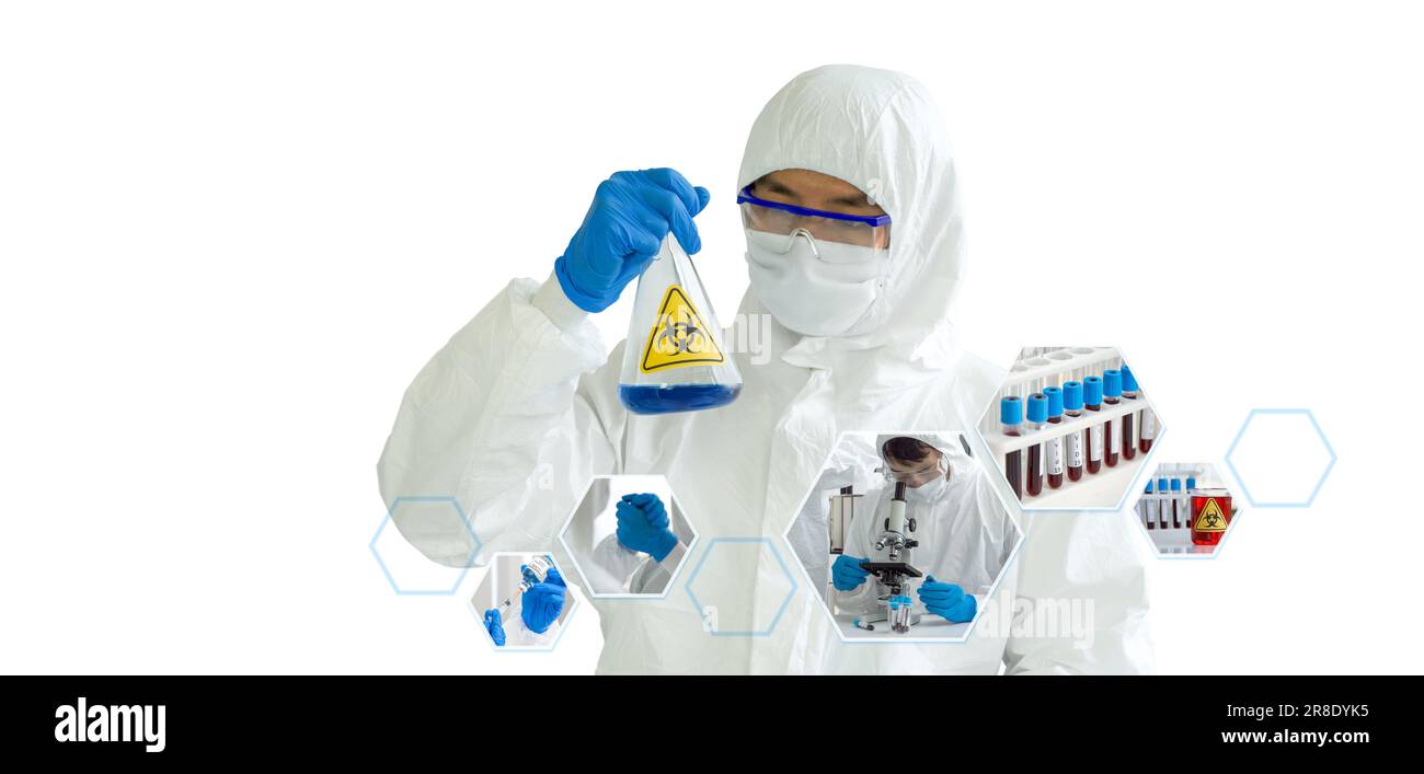 Epidemiologische Forscher im Virusschutztuch, das erlenmeyerkolben hält, enthalten blaue flüssige Chemikalien mit Biogefahrenzeichen, die Atmosphäre zeigen Stockfoto