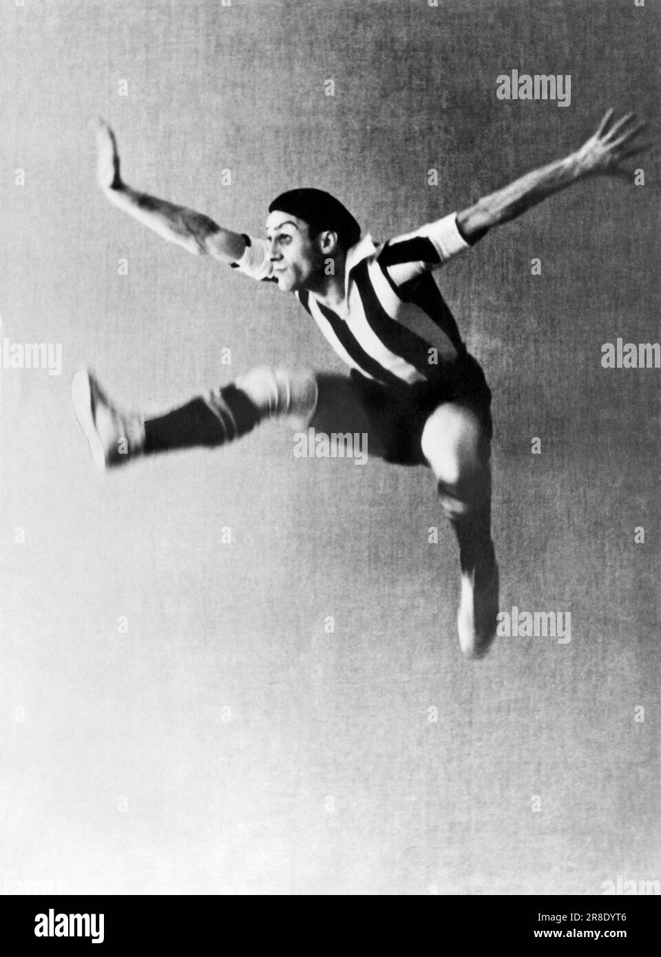 Moskau, Russland: 27. April 1936. ASAF Messerer, der wichtigste männliche Tänzer des Moskauer Opernballetts, wird im nächsten Winter in New York City sein amerikanisches Debüt mit Tänzen von „Salambo“, „The Red Poppy“, „Don Quijote“, „Flame of Paris“ und anderen neuen sowjetischen Balletten machen. Er wird von seiner Ballerina-Schwester Sulamith begleitet. Dieser Sprung stammt von seinem Tanz, dem der Footballisten. Stockfoto