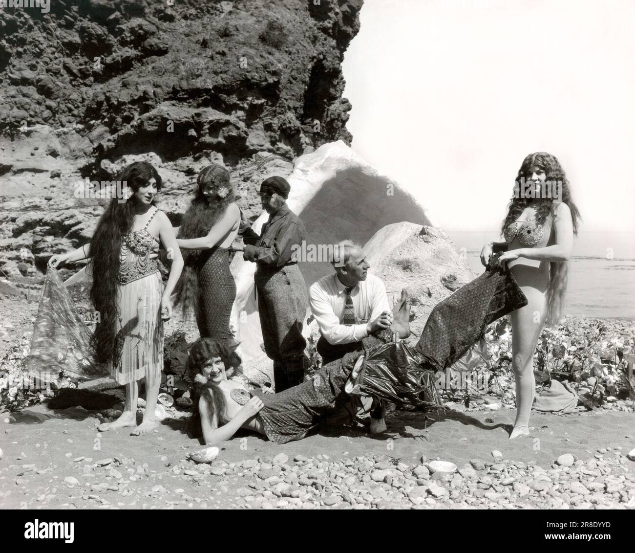 Los Angeles, Kalifornien: ca. 1918 vier Meerjungfrauen ziehen sich für Action am Strand an. Stockfoto