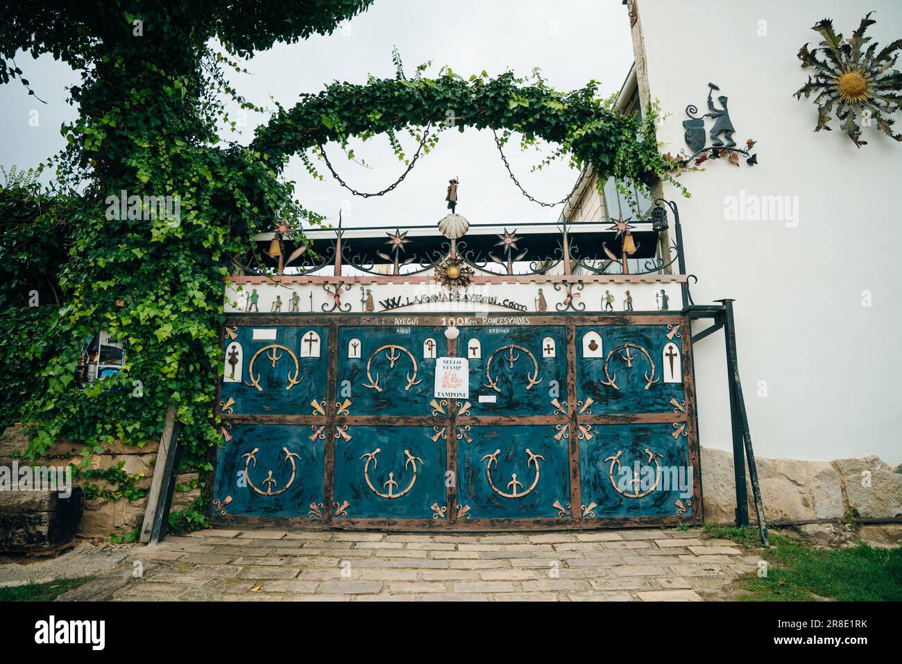 Ayegui, Navarre, Spanien - September 2022 Weinbrunnen auf dem Weg des Heiligen James am Fuße des Montejurra. Hochwertiges Foto Stockfoto