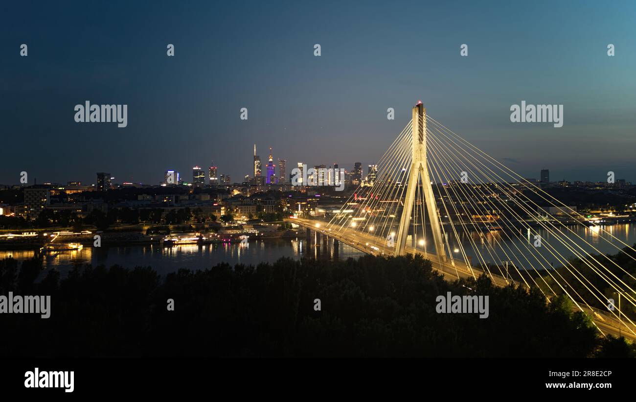 Die Swietokrzyski-Brücke auf der Weichsel in Warschau bei Nacht. Stockfoto