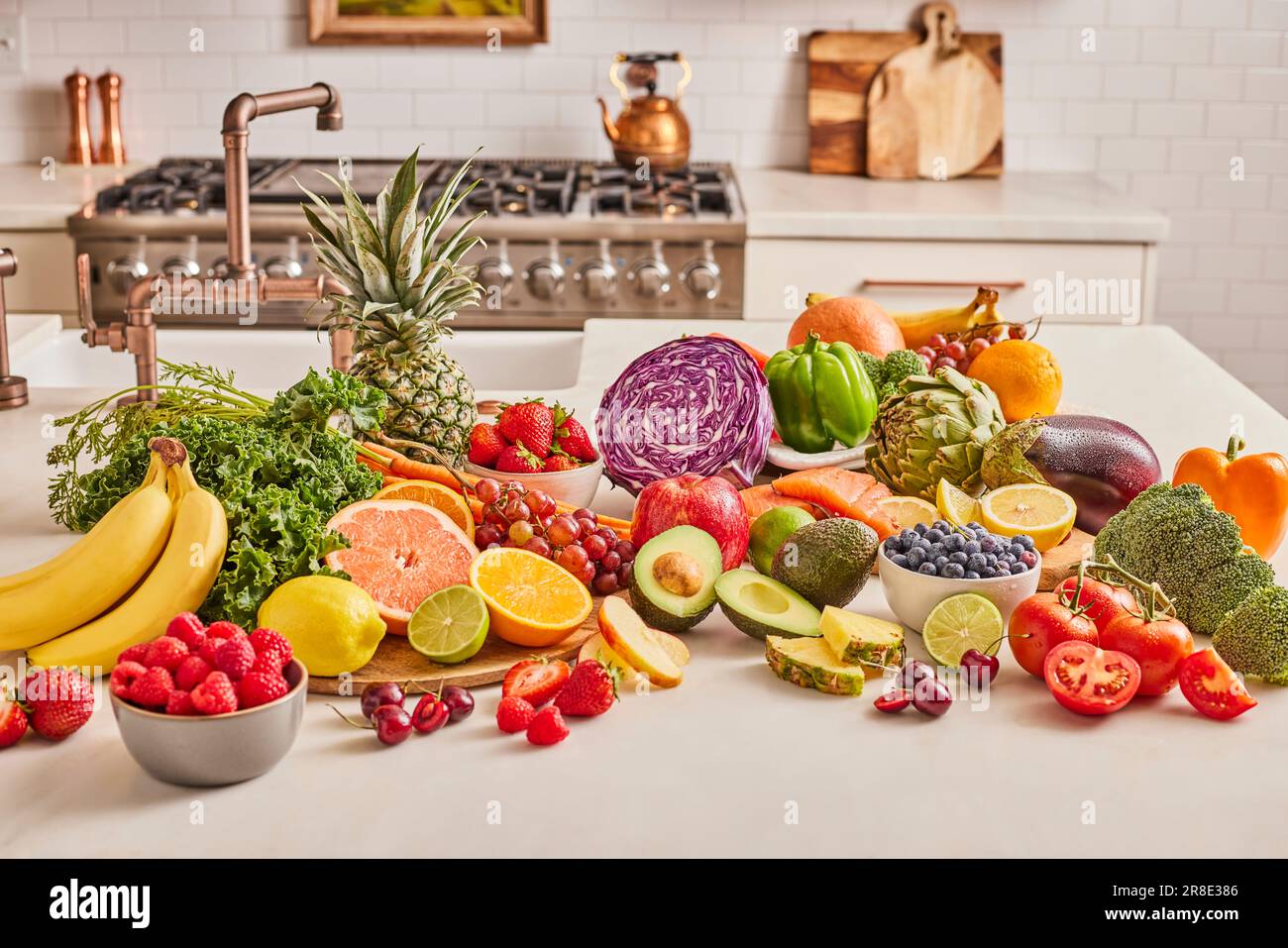 Verschiedene Obst- und Gemüsesorten auf der Küchenzeile Stockfoto
